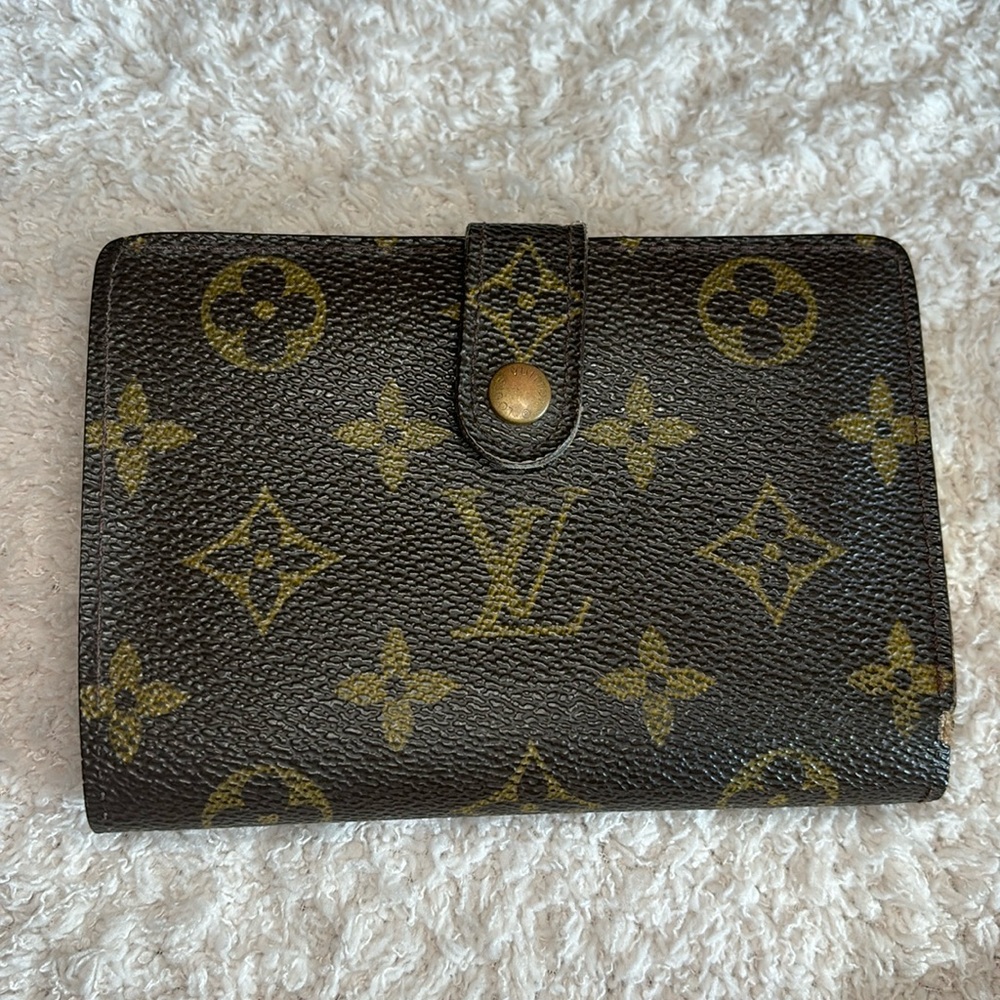SALE🛍️ Louis Vuitton Kisslock Compact Wallet